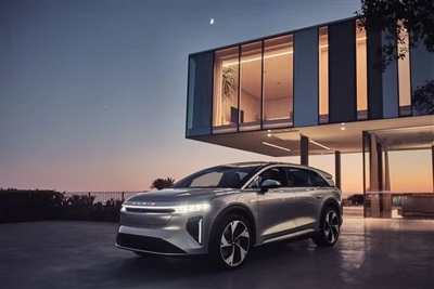 Η Lucid παραδίδει τα πρώτα SUV Gravity