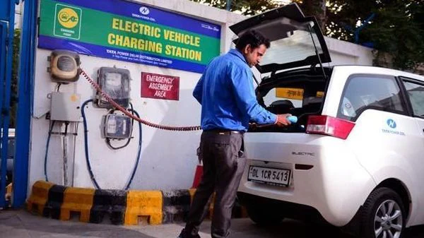 Η Ινδία θα ορίσει ανώτατο όριο εξαιρέσεις από τους εισαγωγικούς δασμούς για ε...